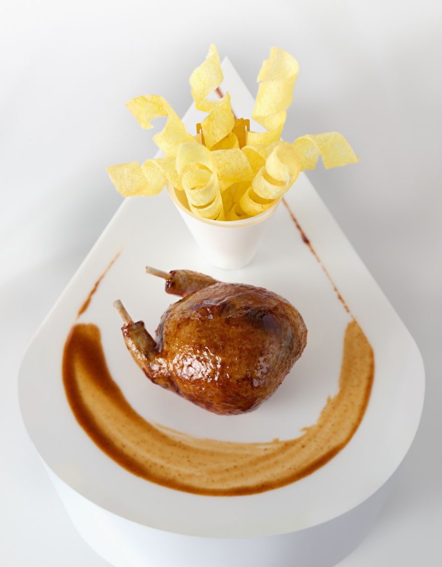 Pigeonneau désossé farci de foie gras, jus à l'olive
